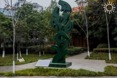 В китайском городе Чэнду установили скульптуру, выполненную волгоградским архитектором