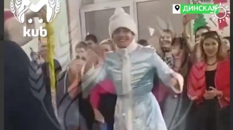Школу под Краснодаром проверят на пропаганду ЛГБТ* за переодевание учащегося в Снегурочку на празднике