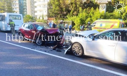 Два человека пострадали в ДТП с тремя иномарками на Курортном проспекте Сочи