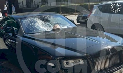 В центре Сочи неизвестные разбили лобовое стекло Rolls-Royce из Ингушетии