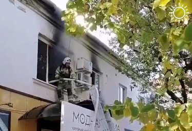 В Краснодаре во время пожара из жилого дома эвакуировали 10 человек