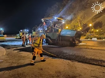 На одной из центральных улиц Астрахани укладывают верхний слой асфальта