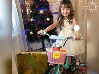 Вениамин Кондратьев подарил велосипед 7-летней девочке из Кавказского района