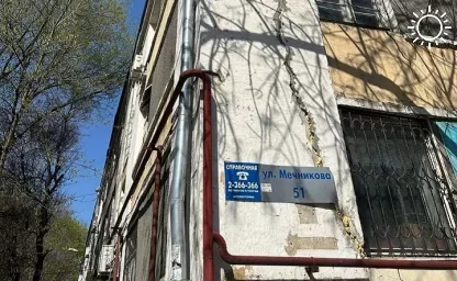 В центре Ростова в аварийном жилом доме обрушился поток и появилась трещина в стене