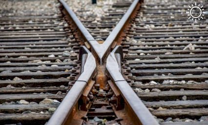Легковушка попала под грузовой поезд в Краснодаре, водитель погиб