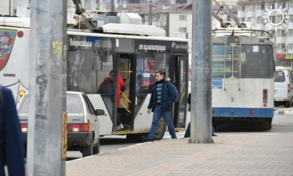 Пассажирка ударила кондуктора троллейбуса из-за открытого окна в Новороссийске