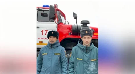 Астраханские пожарные спасли из огня двух детей и трёх взрослых