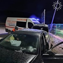 В Новороссийске машина врезалась в забор, людям потребовалась помощь спасателей