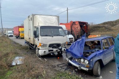 Два грузовика и легковушка столкнулись в Волгограде
