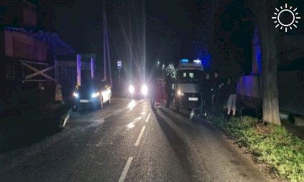 На Кубани пьяный водитель сбил пешехода, который шел в темноте по дороге