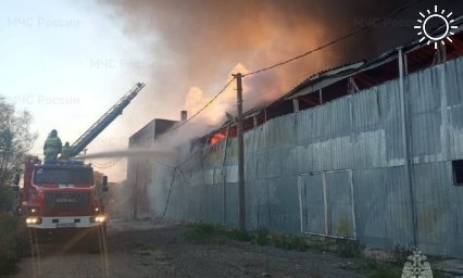 Склад горит на площади 2 тыс. кв. метров в Краснодарском крае