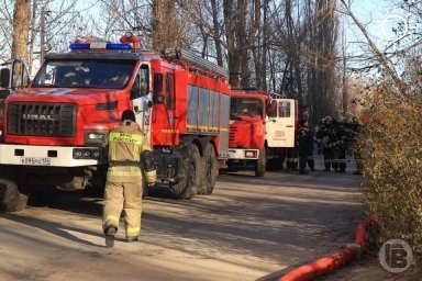 В Волжском в подъезде многоэтажки начался пожар