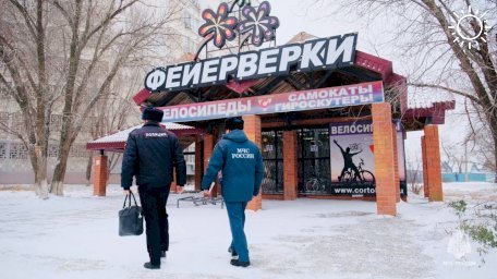 В столице Калмыкии проверили соблюдение правил продажи пиротехники