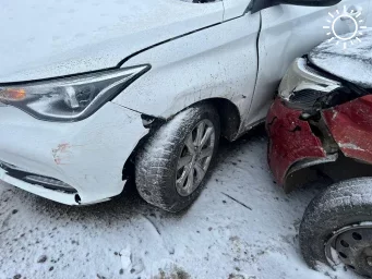 Непогода спровоцировала тройное ДТП на Старом мосту в Астрахани