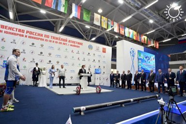 Более 550 спортсменов двух стран принимают участие в первенстве России по тяжелой атлетике в Адыгее