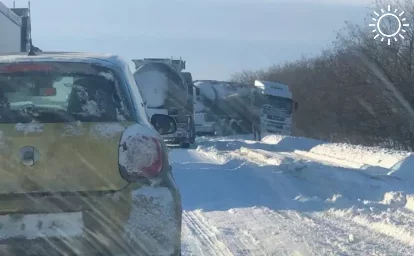 На трассе М4 «Дон» в Ростовской области из-за перевернувшейся фуры вновь образовалась пробка длиной 17 километров