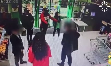 Двое приезжих угрожали ножом продавцам магазина в Сочи