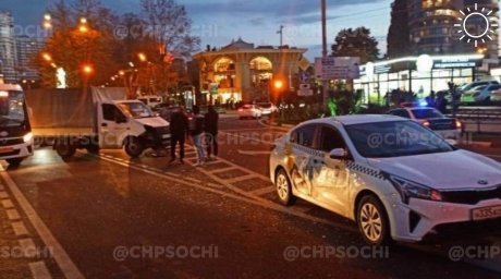 В Сочи пассажирка такси пострадала в ДТП с «Газелью»