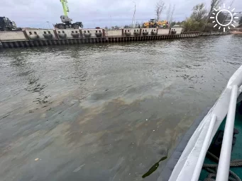 В районе астраханского торгового порта обнаружили внушительный маслянистый разлив