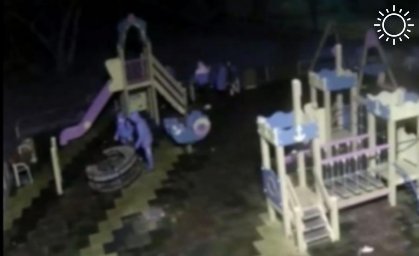 ​В Геленджике полиция разыскивает подростков, разломавших детскую площадку