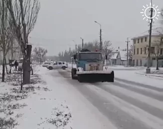 В Астрахани идет непрерывная борьба со снегом