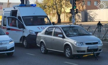 Иномарка сбила самокатчика на пешеходном переходе в Краснодаре