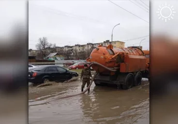 Одиннадцать единиц спецтехники осушают улицы Астрахани после дождя