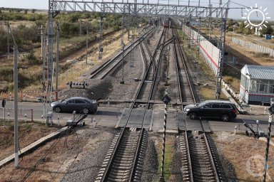 Локомотив снес легковушку в Волгоградской области