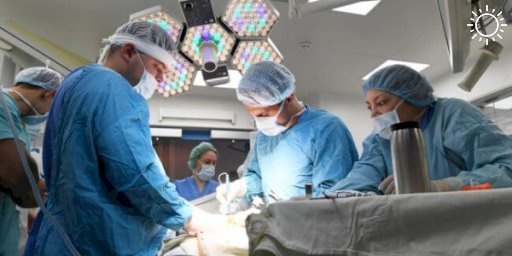 Вросшую в кишечник трехкилограммовую опухоль удалили женщине хирурги в Сочи