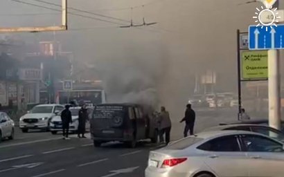 В центре Краснодара посреди дороги загорелся автомобиль