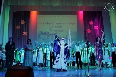 В Каневском Дворце культуры состоялся Х районный фестиваль «Парад Дедов Морозов»
