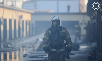 Двухэтажный дом загорелся под Северным мостом в Краснодаре