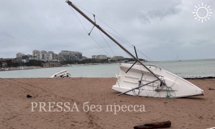 Две яхты выбросило на пляж Геленджика после «шторма века»