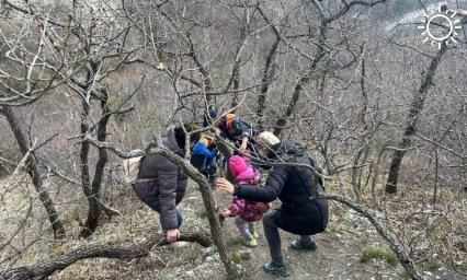 Женщины с двумя детьми застряли на осыпающемся склоне горы в Геленджике