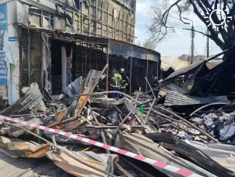 Астраханские коммунальщики начали разбор сгоревших павильонов на «Больших Исадах»