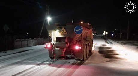Дорожники задействовали более 90 единиц спецтехники для борьбы с льдом и снегом в Крыму