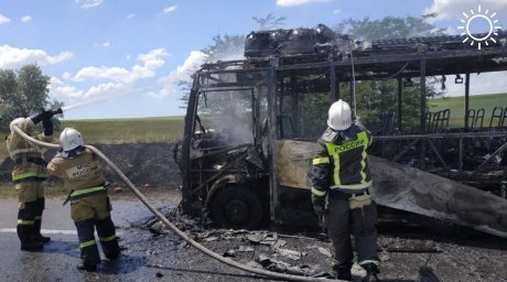 Автобус сгорел на трассе у Гвардейского под Симферополем