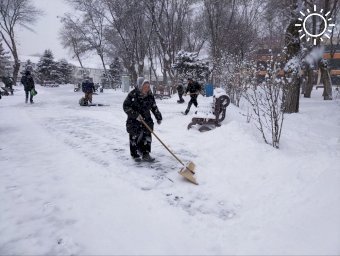 Более ста астраханских коммунальщиков борются со снегопадом