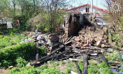 Женщина погибла во время пожара в заброшенной постройке в Усть-Лабинске