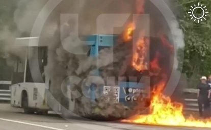 Пассажирский автобус загорелся на ходу в Сочи