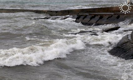 Мужчина утонул в Сочи, купаясь в море во время сильного шторма