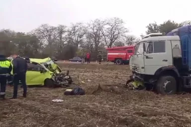 Ребенок и двое взрослых погибли в жестком ДТП с грузовиком и легковушкой на Кубани