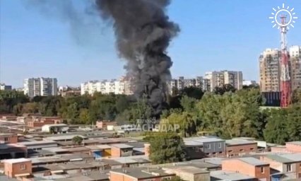 Мусор загорелся на площади 450 кв. метров возле гаражного кооператива на Гидрострое в Краснодаре