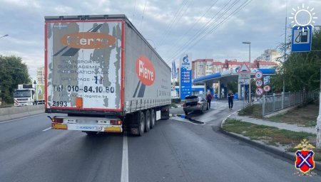 В Волгограде грузовику, попавшему в ДТП, пробило бак с дизельным топливом