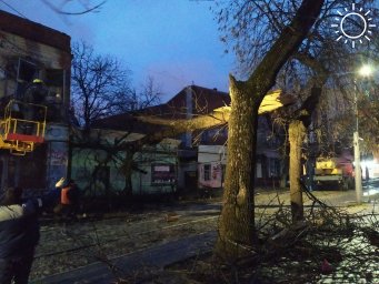 Ураган в Краснодаре: оборванные провода, разрушающиеся дома, поврежденные машины