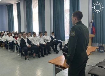Офицеры военных следственных органов Следственного комитета Российской Федерации занимаются профориентацией молодежи
