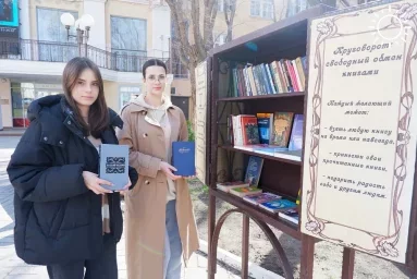 В центре Астрахани появился общественный книжный шкаф
