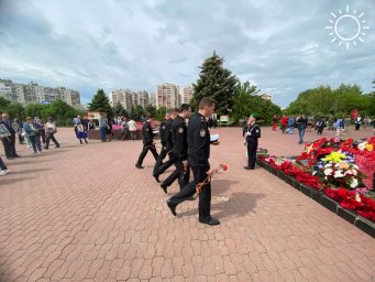 Военные следователи возложили цветы к Мемориалу братского захоронения жертв Великой Отечественной войны в Евпатории