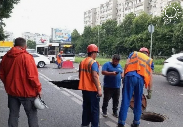 В центре Краснодара на пересечении улиц Ленина и Октябрьская произошел обвал дороги