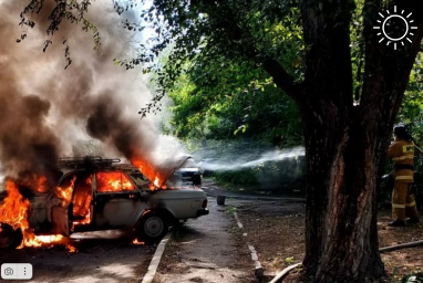 В Луганске горел легковой автомобиль